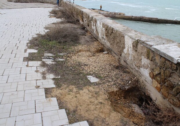 Новость - События - После штормов: одесский пляж "Дельфин" на грани разрушения