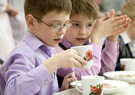 Детей все-таки перестанут кормить горячими завтраками. Фото: zebra-tv.ru