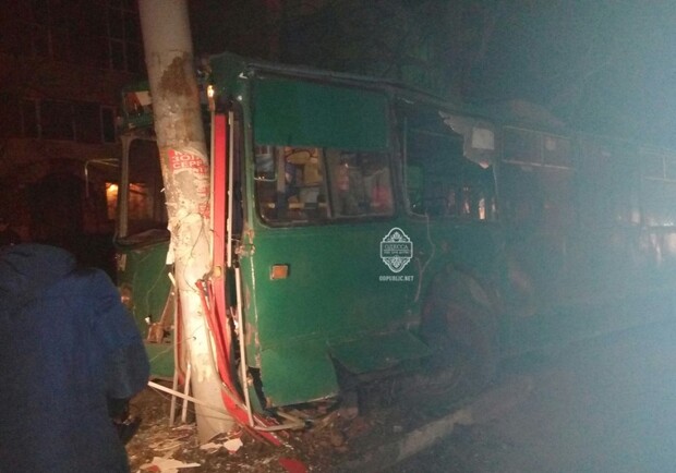 Трамвай врезался в столб сегодня ночью. Фото: Одесский паблик