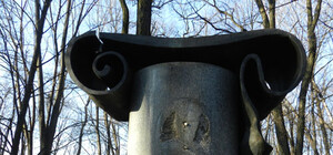 Вандалы испортили памятник архитектору ЦУМа