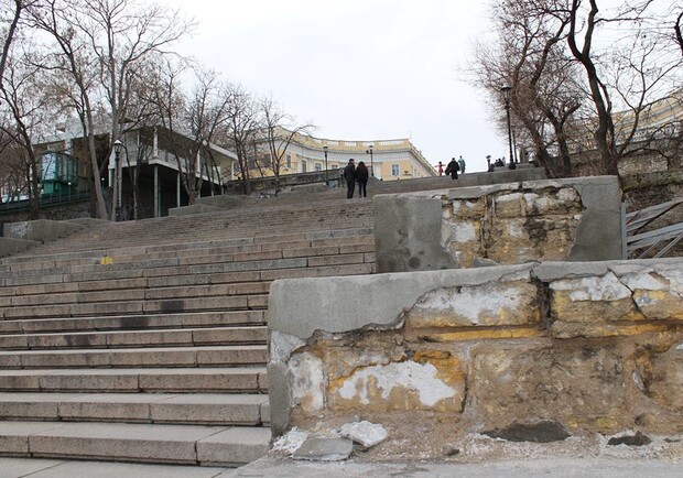 Новость - События - Гордость Одессы рушится: Потемкинская лестница срочно нуждается в капитальном ремонте