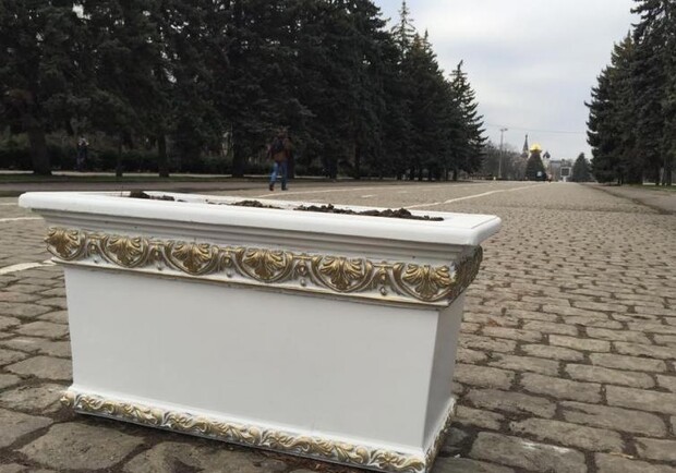 В Одессе наконец-то уберут бетонные клумбы с Куликового поля. 