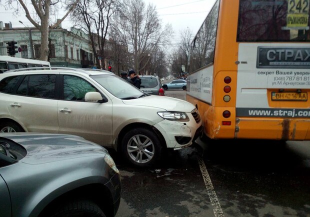 Новость - События - Масштабное ДТП на Екатериненской: столкнулись 4 авто и маршрутка