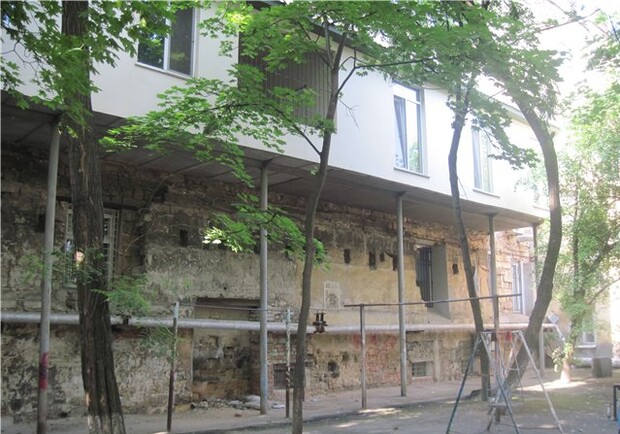 Известный одесский архитектор мешает жить своим же соседям, так как разрушает дом. Фото: Репортер 