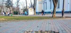 На Соборной площади появилась яма: тротуар уходит под землю