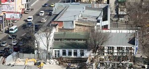 На Среднефонтанской расширают парковку: снесли павильоны и вырубают последние деревья