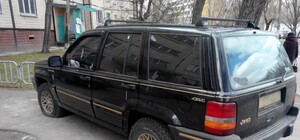 На Победе порезали колеса автомобилю, загородившему вход в подъезд