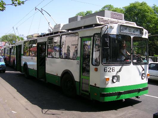В Одессе остановили три троллейбуса. Фото: omr.gov.ua