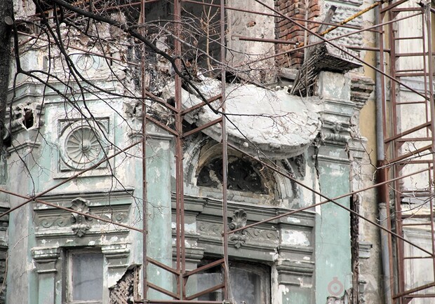 Балкон может рухнуть в любой момент. Фото: Таймер