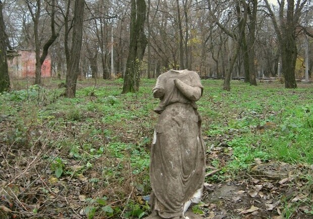 Остатки памятников на территории Преображеского парка. Фото: panoramio.com