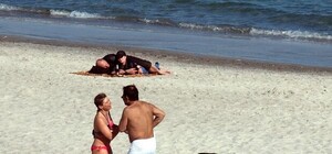 Уже хочется лета: на одесских пляжах появились загорающие