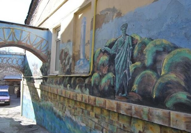 Новость - События - В одесском дворе появился свой Дюк: посмотри, как одесситы украшают город