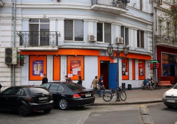 То самое оранжевое казино, которое называет себя лотереей. Фото: Думская