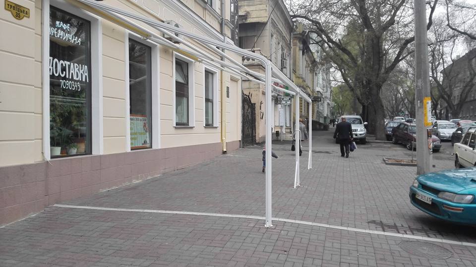 Новость - События - Очередной захват пешеходной зоны: в центре Одессы кафе заняло тротуар