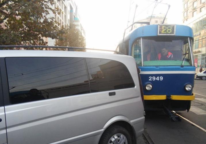 Автотранспорт больше не будет заезжать на рельсы. Фото: Одесский паблик
