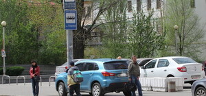 На Фабра паркуют авто просто на остановках и тротуарах