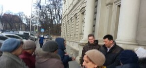 Під обласною Радою у Львові  проходять три пікети