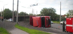 По Полтаве рассыпались семечки: пьяный водитель фуры устроил ДТП на радость голубям