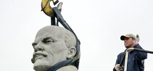 Демонтаж последнего Ленина Одессы: памятник так и не смогли снести (обновлено)