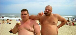 С пляжа в театр: в Музкомедии заметили мужчину в плавках и шлепках