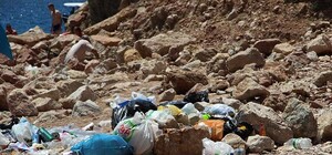 Отдыхающие завалили мусором пляж в Балаклаве [Фото]