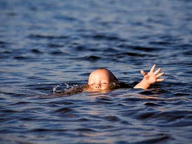 Новость - События - Cпасатели Малибу: в Лузановке вытащили из воды ребенка, у которого случился приступ эпилепсии