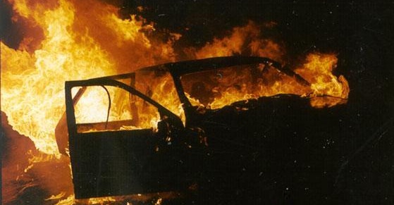 Новость - События - На Французском бульваре горящий автомобиль врезался в остановку