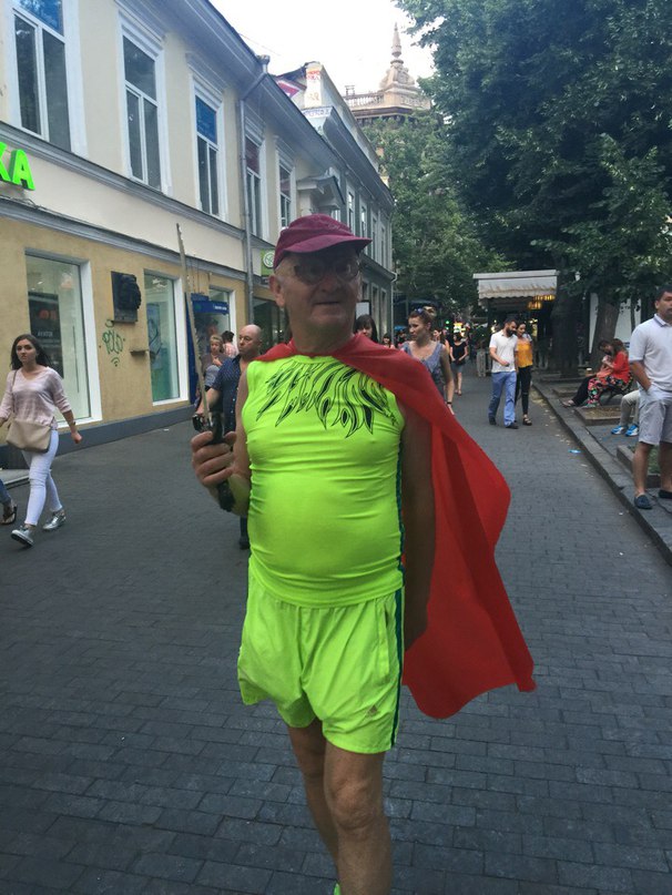 Новость - Люди города - На Дерибасовской заметили дедулю-супергероя