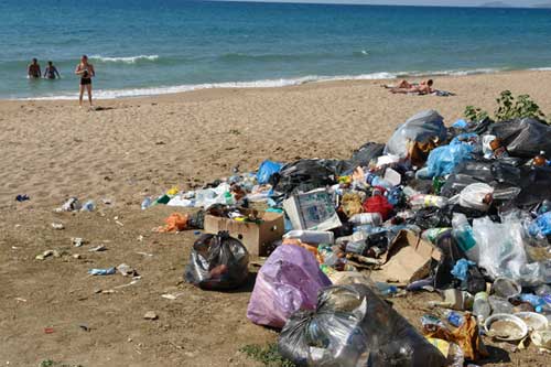Новость - Коммуналка - Ежедневно со дна на одесских пляжах поднимают до 15 кг мусора
