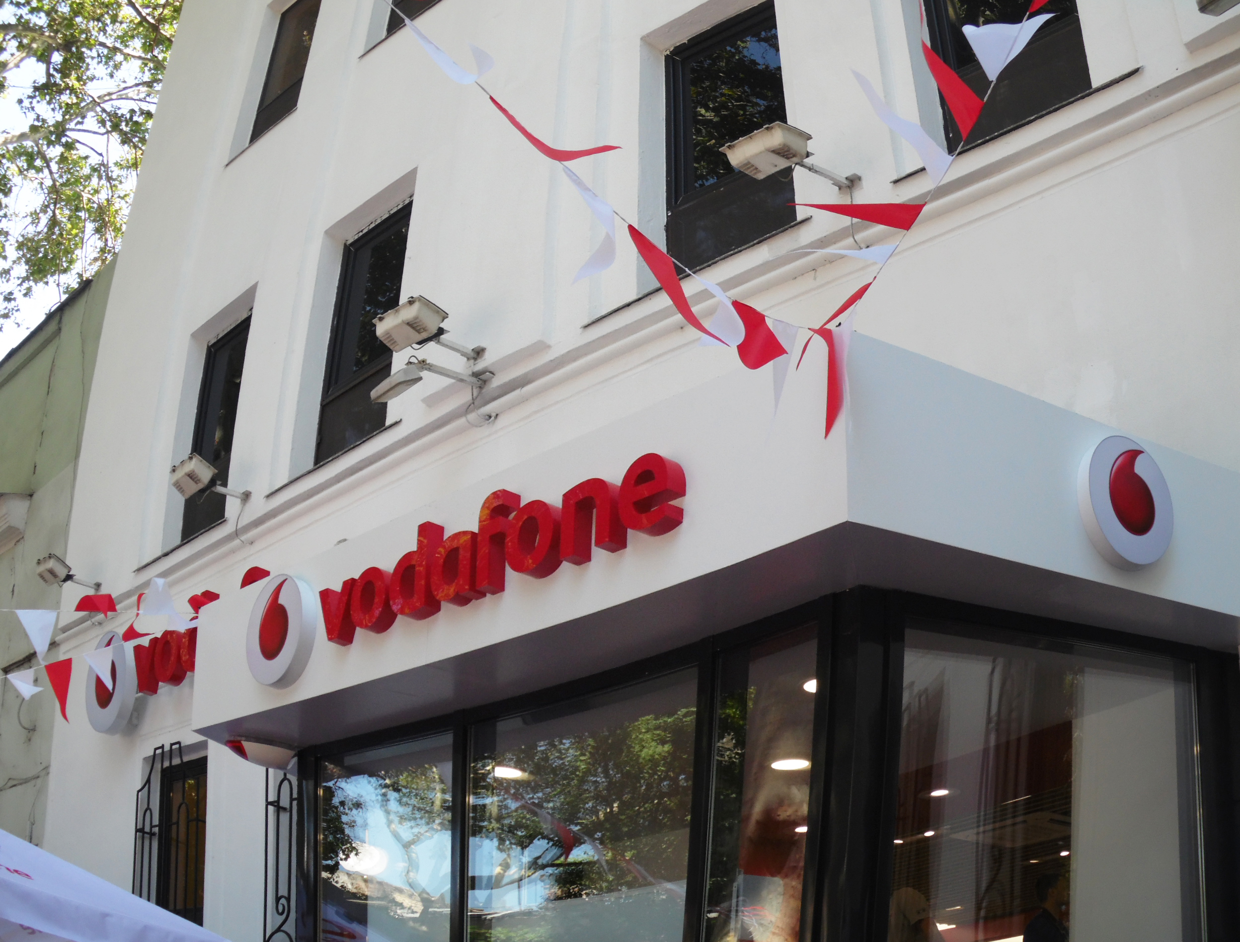 Новость - События - Консультации, телефонные услуги и аксессуары: в Одессе открылся первый магазин Vodafone