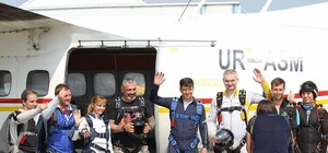 Когда ранения не помеха: в Днепре бойцы АТО прыгнули с парашютом