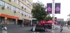 На Европейской площади за днепрянами не успевают убирать дворники