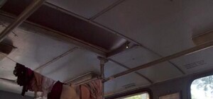 Перфоманс в общественном транспорте: одесситка развесила сушиться  женские трусы прямо в трамвае