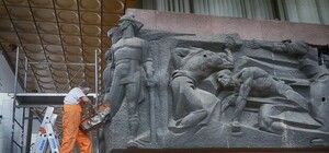 Стало известно, что произошло с коммунистическим барельефом с Украинского дома