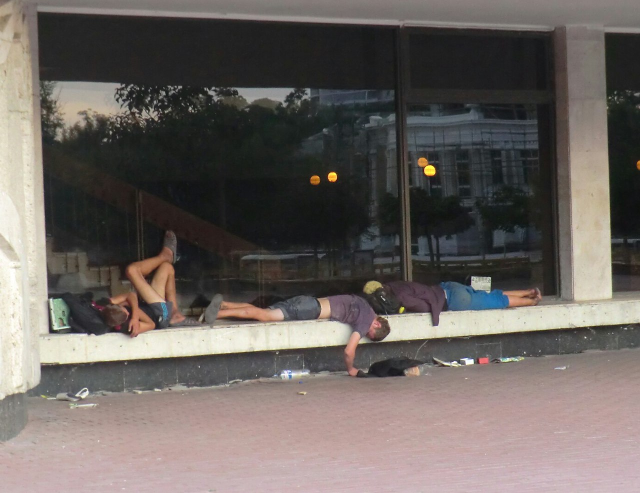 Новость - Люди города - Культурная столица: на подоконниках Музкомедии спят грязные бездомные