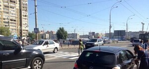 У метро Героев Днепра убрали лежачих полицейских, установленных неизвестными активистами