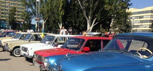 Зацени: на Фестивальной площади проходит выставка ретро-автомобилей