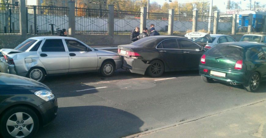 Новость - Общество - Даже отбойник не помог: на Среднефонтанской столкнулись пять авто