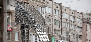 Доставай мелочь из копилки: туфля возле Пассажа выставлена на продажу