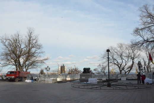 Новость - События - Началось: в Одессе устанавливают главную городскую елку