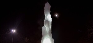 Полюбуйся: в Харькове выросла ледяная елка