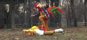 Видео дня: директор Одесского зоопарка нарядился в петуха и 