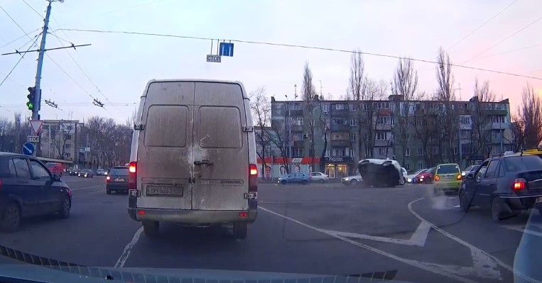 Новость - События - Смотри: в сети появилось видео с масштабного ДТП на Люстдорфской дороге