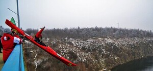 Пока вы доедаете оливье: запорожские экстремалы спрыгнули с моста на каяках