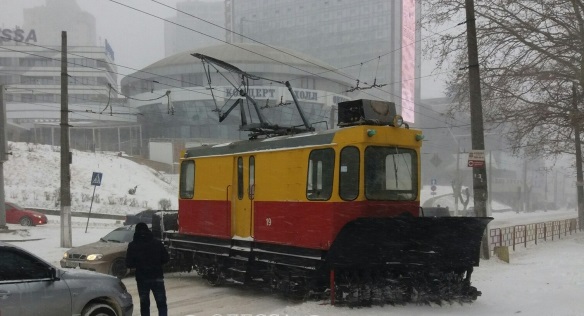 Новость - События - Легкая ирония: из-за непогоды сошел с рельсов снегоуборочный трамвай