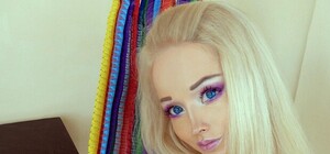 Прикрылась волосами: Одесская Барби шокировала фанатов откровенным фото