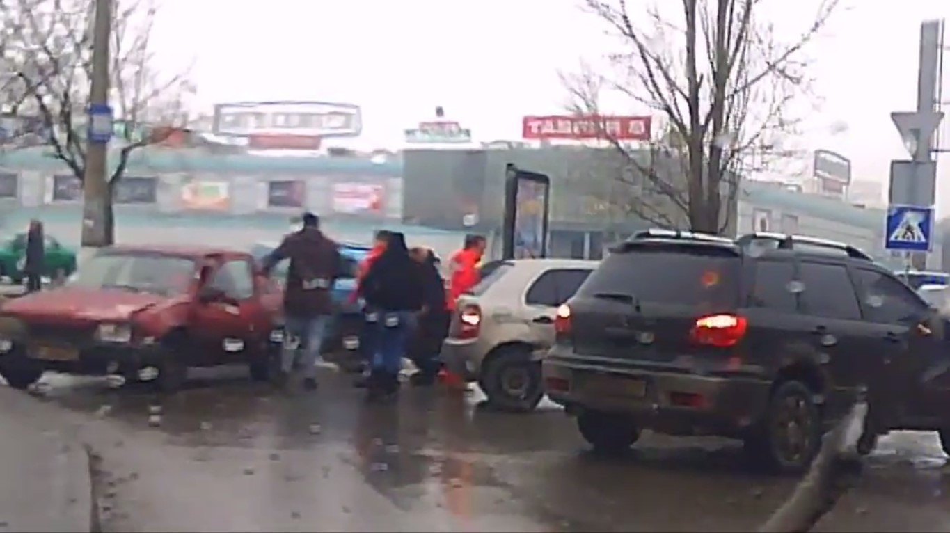 Новость - События - Масштабная авария на поселке Котовского: столкнулось шесть автомобилей