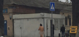 Чудаки: по Молдаванке гуляет голый мужчина