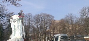 Весна пришла: в Харькове демонтируют ледяной фонтан