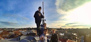 Екстрім: львів’янин зробив ризиковане фото біля луцького вокзалу